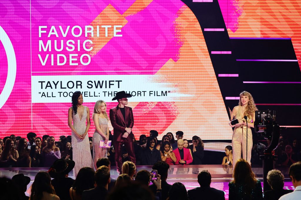 Penyanyi asal AS, Taylor Swift,  menerima Favorite Music Video untuk "All Too Well: The Short Film" di ajang American Music Awards ke-50 yang berlangsung di Microsoft Theatre, Los Angeles, California, Minggu (20/11/2022) malam waktu AS. 