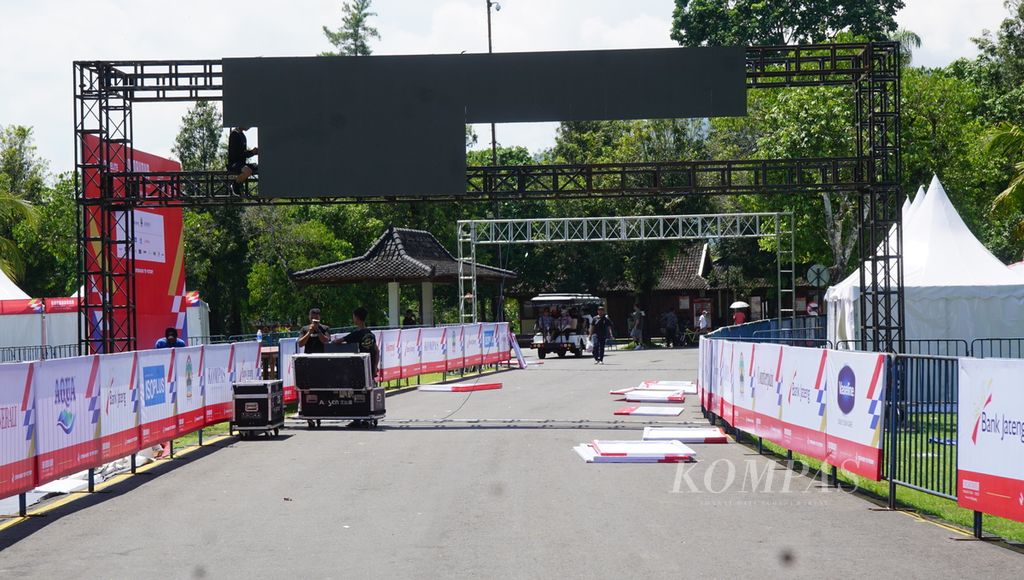 Pekerja mempersiapkan pembatas jalan untuk rute Borobudur Marathon 2022 di Kawasan Borobudur, Kabupaten Magelang, Jawa Tengah, Kamis (10/11/2022). Lomba lari tersebut akan digelar pada Sabtu (12/11/2022) dan Minggu (13/11).