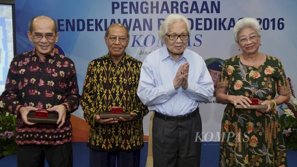 Pemimpin Umum Harian <i>Kompas</i> Jakob Oetama (kedua dari kanan) berfoto bersama penerima Penghargaan Cendekiawan Berdedikasi 2016 di kantor harian <i>Kompas</i>, Jakarta, 27 Juni 2016. Penerima penghargaan dalam rangka merayakan dan mensyukuri hari ulang tahun <i>Kompas</i> tersebut ialah Faisal Basri (kiri), Ignas Kleden (kedua dari kiri), dan Mayling Oey-Gardiner (kanan). 
