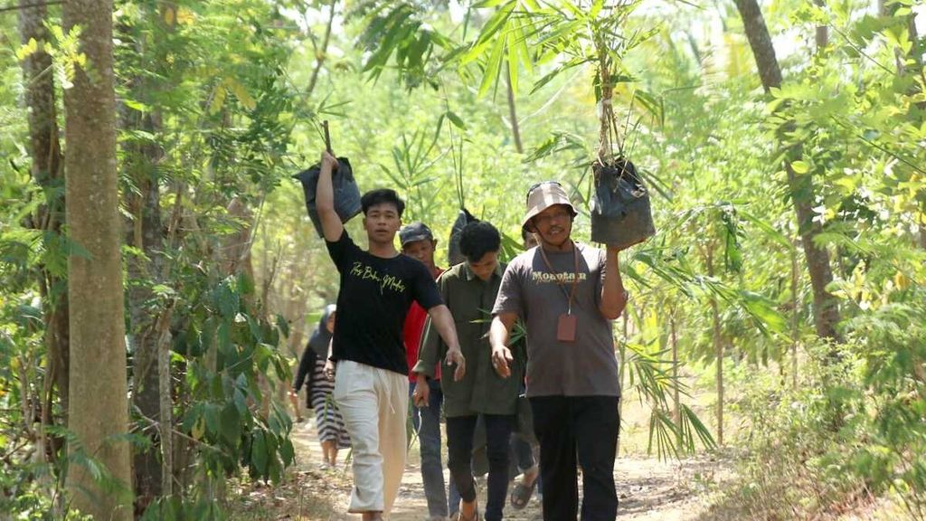 Menanam bibit bambu di sumber air menjadi bagian dalam rangka Hikayat Bambu Papring 2023 di Kampung Papring, Kelurahan Kalipuro, Kecamatan Kalipuro, Kabupaten Banyuwangi, Jawa Timur, Sabtu (14/10/2023).