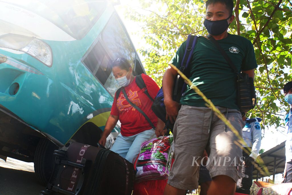Warga negara Filipina yang akan dideportasi menurunkan barang-barang dari bus untuk pindah ke kapal di Pelabuhan Manado, Sulawesi Utara, Sabtu (12/12/2020). Sebagian dari 29 orang yang dideportasi adalah nelayan tradisional dan anak buah kapal yang diduga pelaku perikanan ilegal.