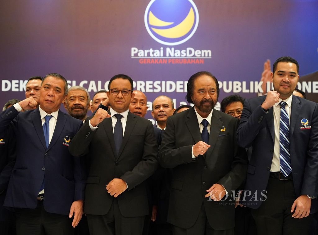 Ketua Umum Partai Nasdem Surya Paloh (kedua dari kanan) bersama Gubernur DKI Jakarta Anies Baswedan (kedua dari kiri) pada acara pengumuman calon presiden yang diusung Partai Nasdem dalam Pemilu 2024, di Nasdem Tower, Jakarta, Senin (3/10/2022). 