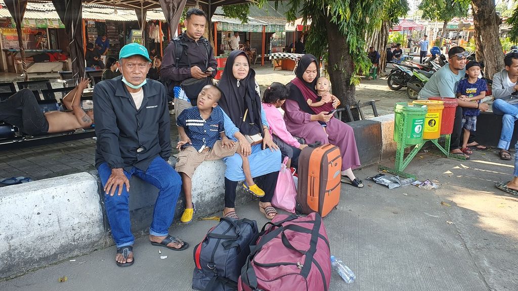 Saldi (58), pemudik asal Singaparna, Kabupaten Tasikmalaya, Jawa Barat bersama keluarganya baru tiba di Terminal Kalideres, Jakarta Barat, Selasa (16/4/2024) setelah menempuh perjalanan arus balik Lebaran dengan bus selama tujuh jam.