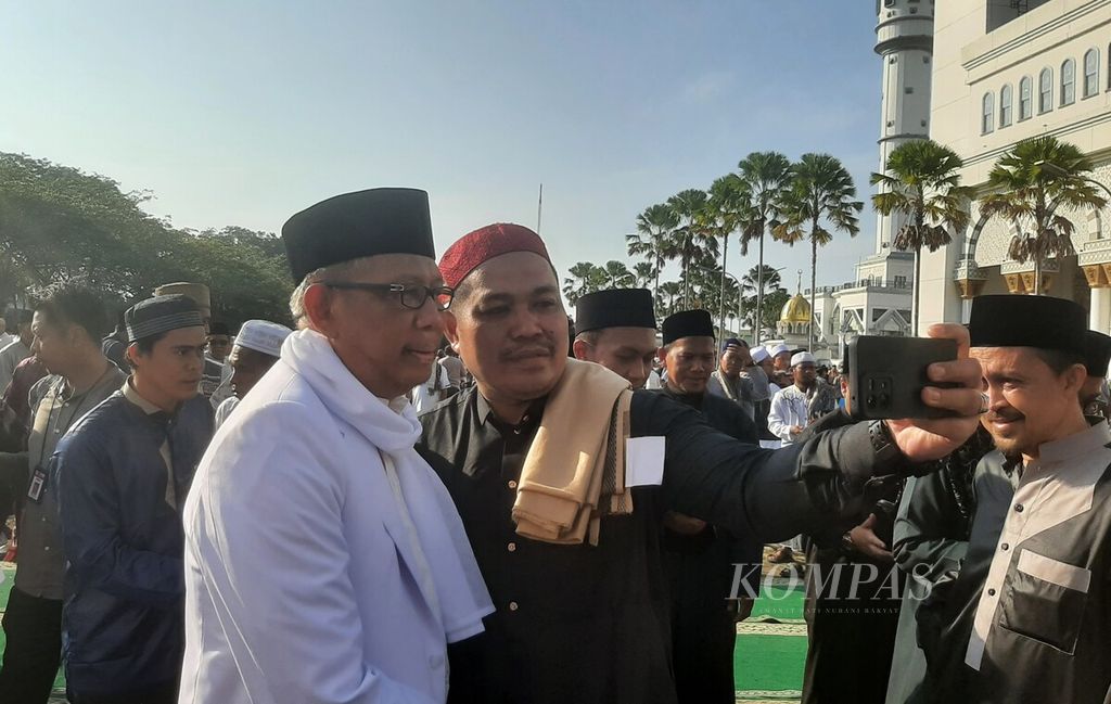 Gubernur Kalimantan Barat periode 2018-2023 Sutarmidji (baju putih) sedang berfoto dengan jemaah seusai shalat Id di halaman Masjid Mujahidin di Kota Pontianak, Kalimantan Barat, Senin (17/6/2024).