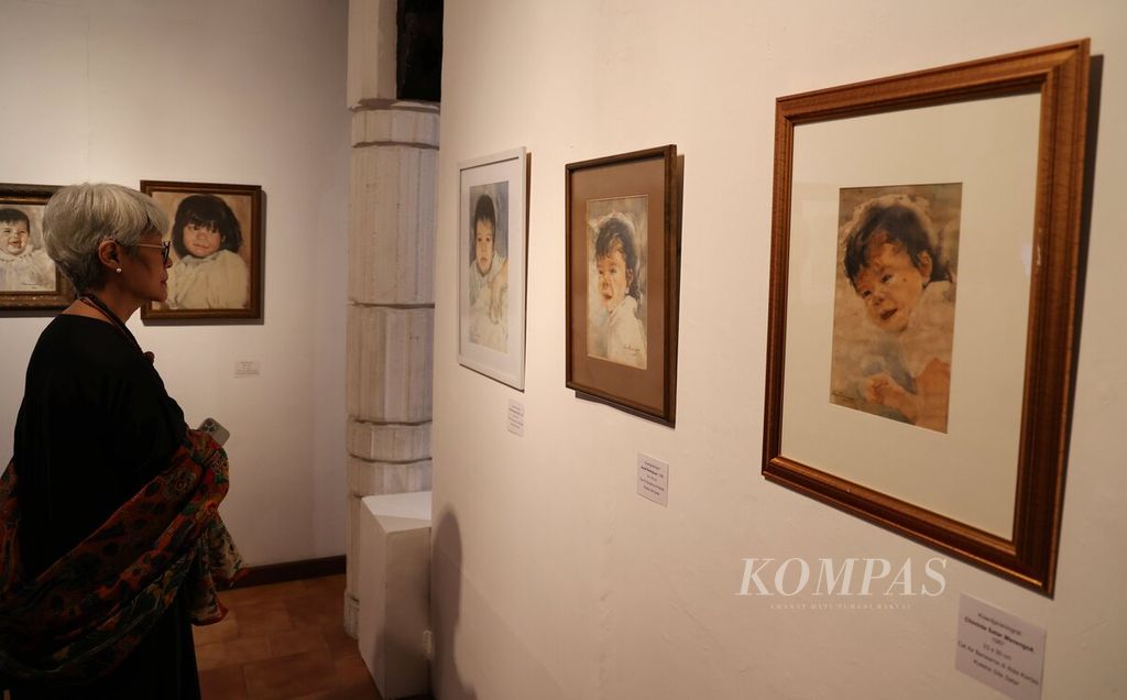 In the exhibition, artworks, ideas, and collections from Koentjaraningrat, the first Indonesian scientist and anthropological figure, are displayed.