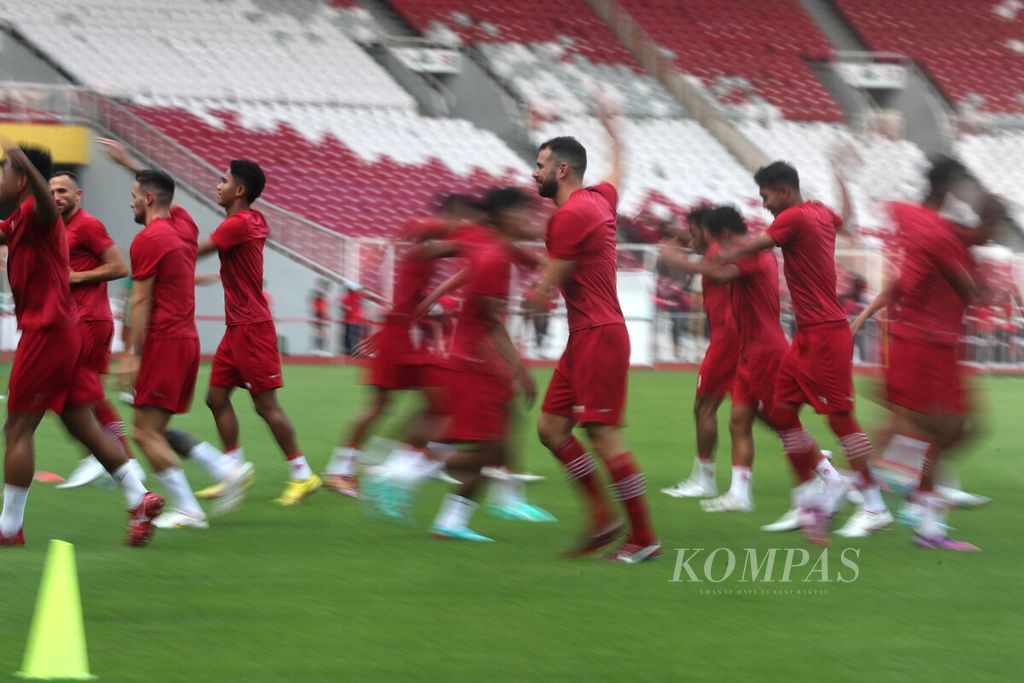 Indonesian national team players warm up during a training session at the Bung Karno Main Stadium, Jakarta, Tuesday (20/12/2022).