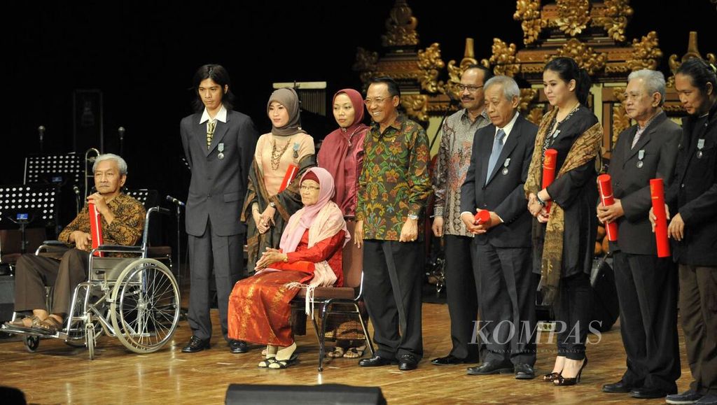 Menteri Kebudayaan dan Pariwista Jero Wacik menyerahkan penghargaan Satyalancana Kebudayaan kepada sejumlah tokoh seniman dan budayawan di Gedung Kesenian Jakarta, Rabu (23/3/2011). 
