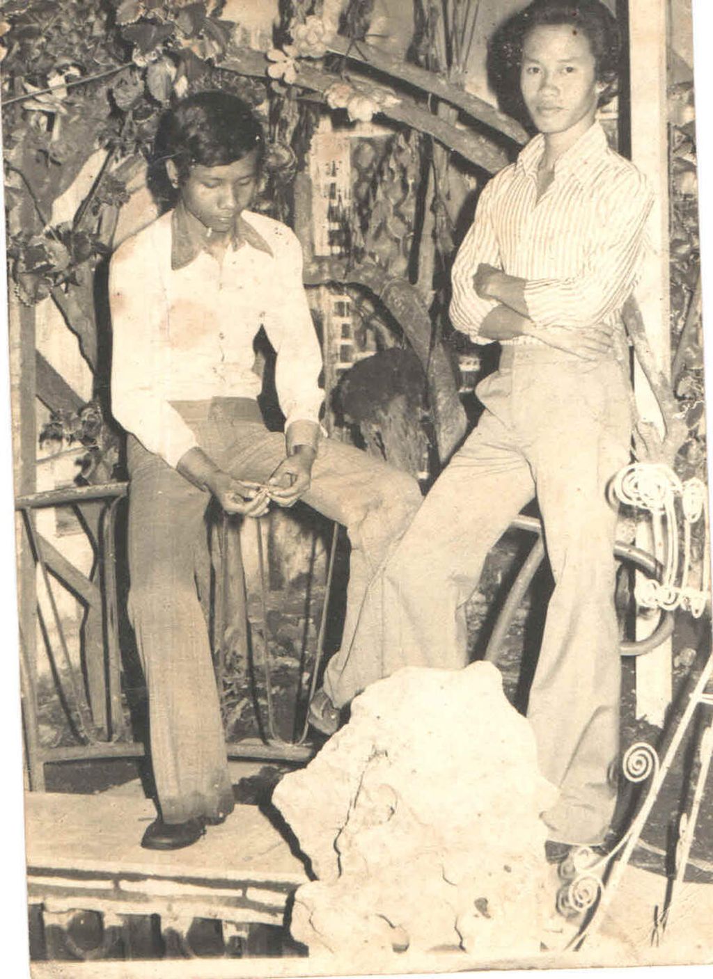 Mahfud MD (kiri) tampil modis mengenakan celana <i>cutbray </i>saat akhir masa studi di PHIN menjelang masuk kuliah. Di sebelah Mahfud MD adalah Minhaji (almarhum) yang menjadi Guru Besar UIN Kalijaga sebagai teman akrab Mahfud MD dari PGA hingga PHIN.   