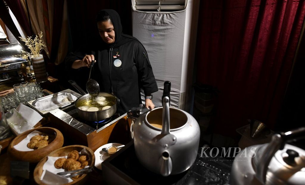 <i>Chef</i> Noof Almarri menyiapkan menu makanan untuk berbuka puasa di Qatari Night Festival yang berlangsung di The Dharmawangsa, Jakarta, Rabu (12/4/2023). 