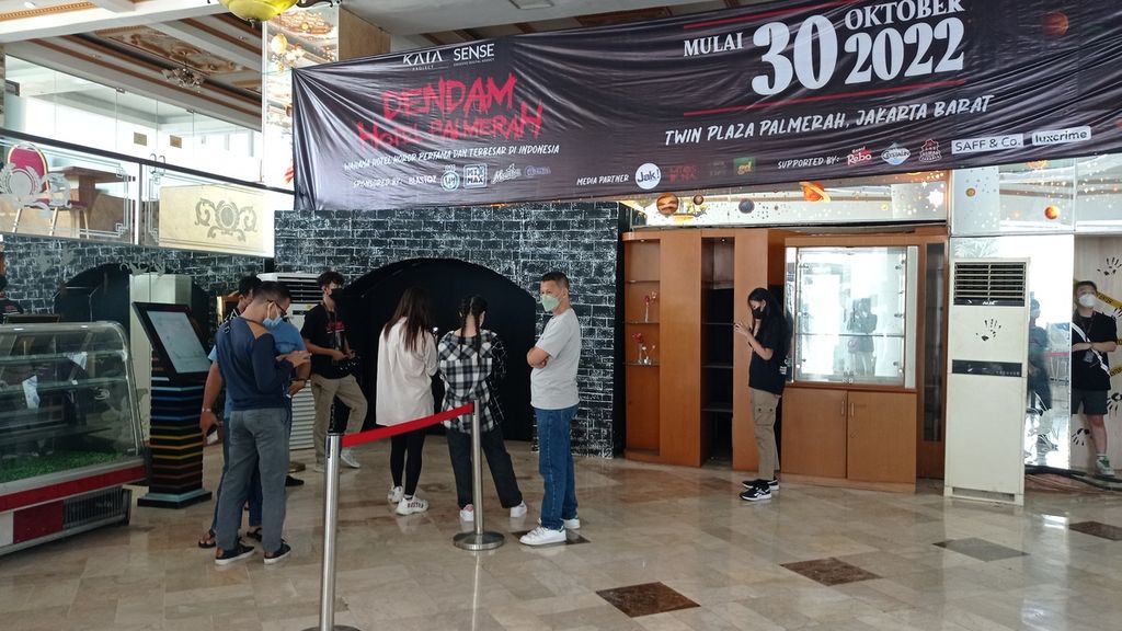 Antrean menuju Dendam Hotel Palmerah, wahana hotel horor di Twin Plaza Hotel, Jakarta Barat, Minggu (30/10/2022). Setiap pengunjung dibagi dalam kelompok terdiri dari enam orang untuk menuntaskan lima tantangan horor.
