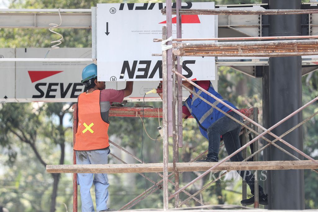 Pekerja menyelesaikan pengerjaan proyek revitalisasi Halte Transjakarta Grogol 1 di Jalan Kyai Tapa, Jakarta, Rabu (18/10/2023). 