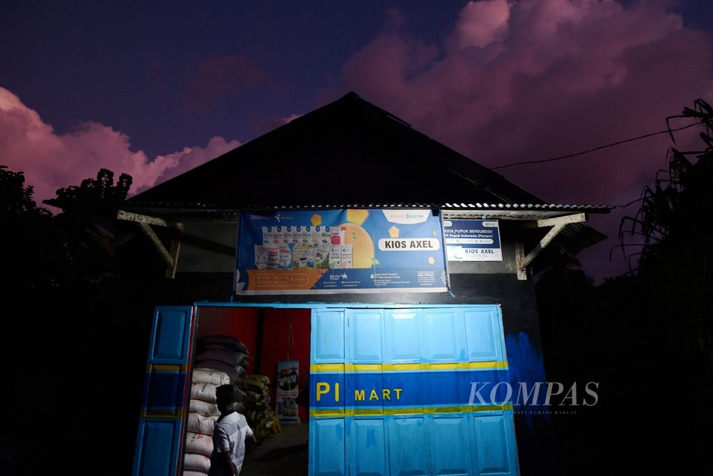 Salah satu kios pengecer pupuk bersubsidi di Kecamatan Lobalain, Pulau Rote, Kabupaten Rote Ndao, Nusa Tenggara Timur, Sabtu (11/5/2024). 