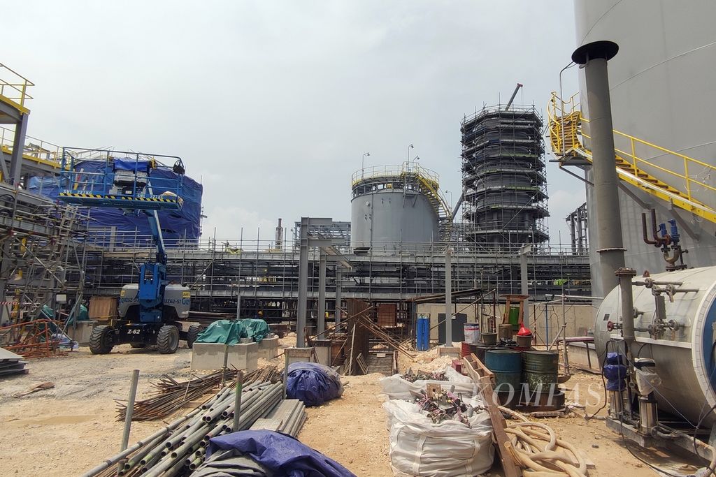 Suasana pembangunan di smelter baru PT Freeport Indonesia di Manyar, Kabupaten Gresik, Jawa Timur, Kamis (14/12/2023). Saat sudah beroperasi penuh, Smelter Manyar dapat mengolah dan memurnikan konsentrat tembaga hingga 1,7 juta ton per tahun dan menghasilkan 600.000 ton katoda tembaga per tahun. 