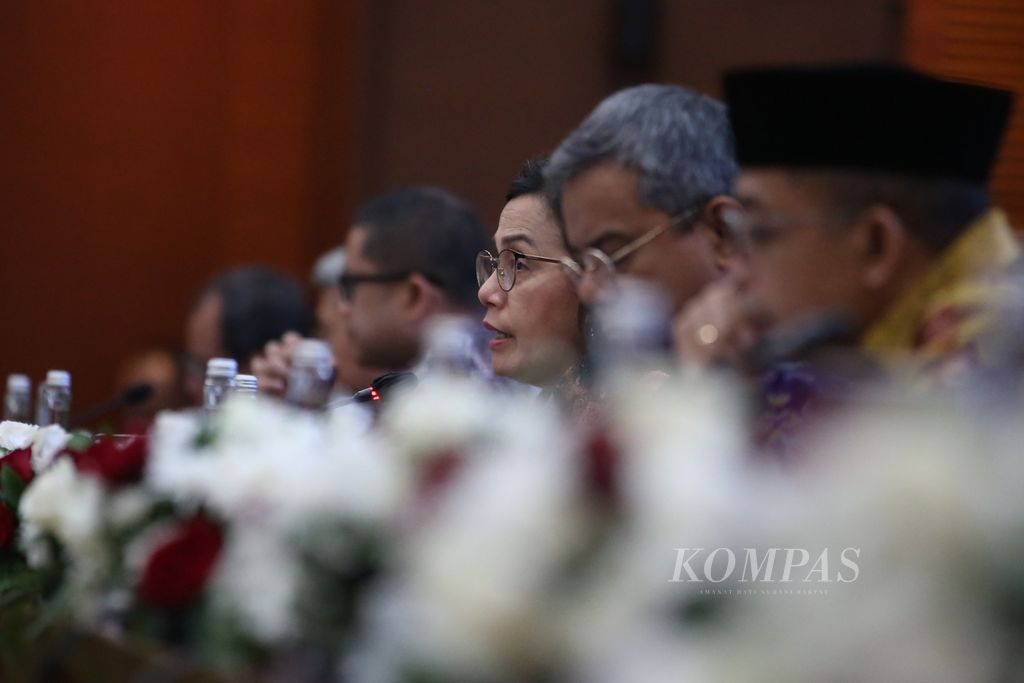 Minister of Finance Sri Mulyani Indrawati, accompanied by her staff, led a press conference for the state budget for the April 2024 edition in Jakarta on Friday (26/4/2024). According to Sri Mulyani, the performance of the state budget until March 2024 is still on track. State revenues until March were Rp 620.01 trillion, state expenditures were Rp 611.9 trillion, resulting in a budget surplus of Rp 8.1 trillion.