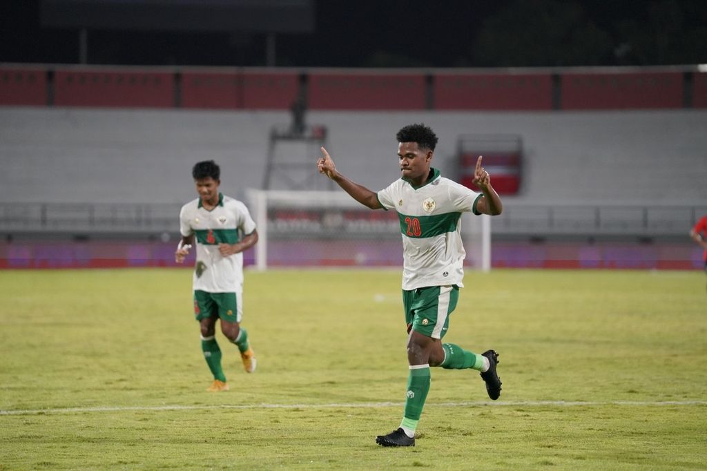 Penyerang sayap belia, Ramai Rumakiek, merayakan golnya ke gawang Timor Leste pada laga uji coba internasional, Minggu (30/1/2022) malam, di Stadion Kapten I Wayan Dipta, Bali. Meski baru berusia 19 tahun, Ramai telah mencetak tiga gol dari 12 penampilan berseragam Garuda.