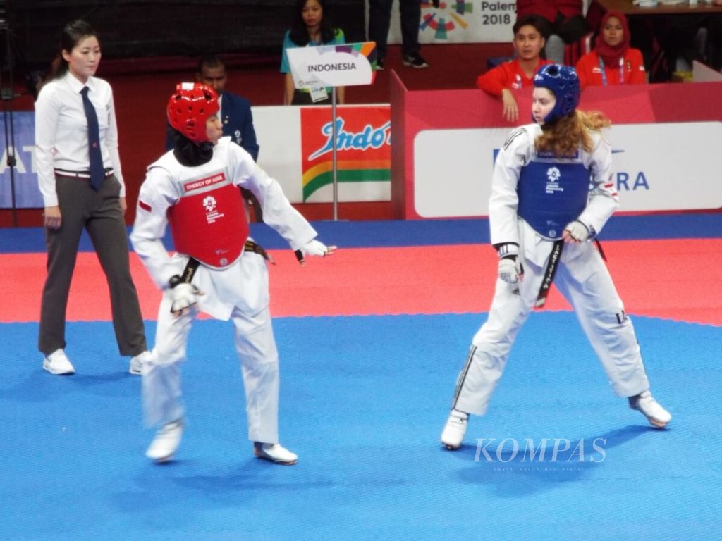 Taekwondoin Indonesia, Mariska Halinda (kiri, merah), bertarung melawan Laetitia Aoun pada kelas -53 kilogram pada babak pertengahan Asian Games 2018, Senin (20/8/2018), di Jakarta. 