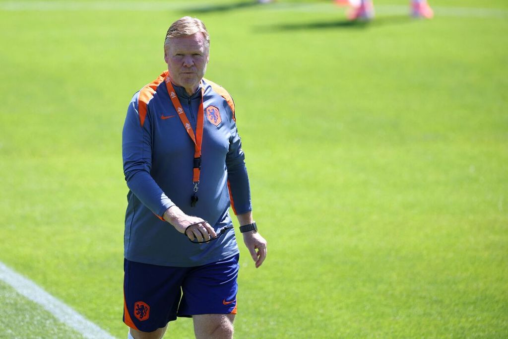 Pelatih Belanda Ronald Koeman memimpin latihan di markas tim di Wolfsburg, Jerman, Selasa (9/7/2024). Belanda akan menghadapi Inggris dalam semifinal Piala Eropa 2024, Kamis (11/7/2024) dini hari WIB. 