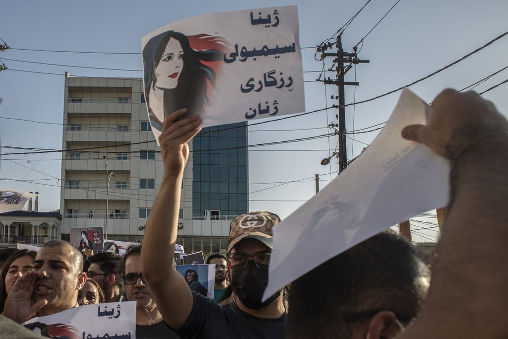 Warga berunjuk rasa di Sulaimaniyah, wilayah Kurdistan di Irak utara, dekat perbatasan Irak-Iran, Rabu (28/9/2022), untuk memprotes kematian perempuan Kurdi, Mahsa Amini, di Iran. 