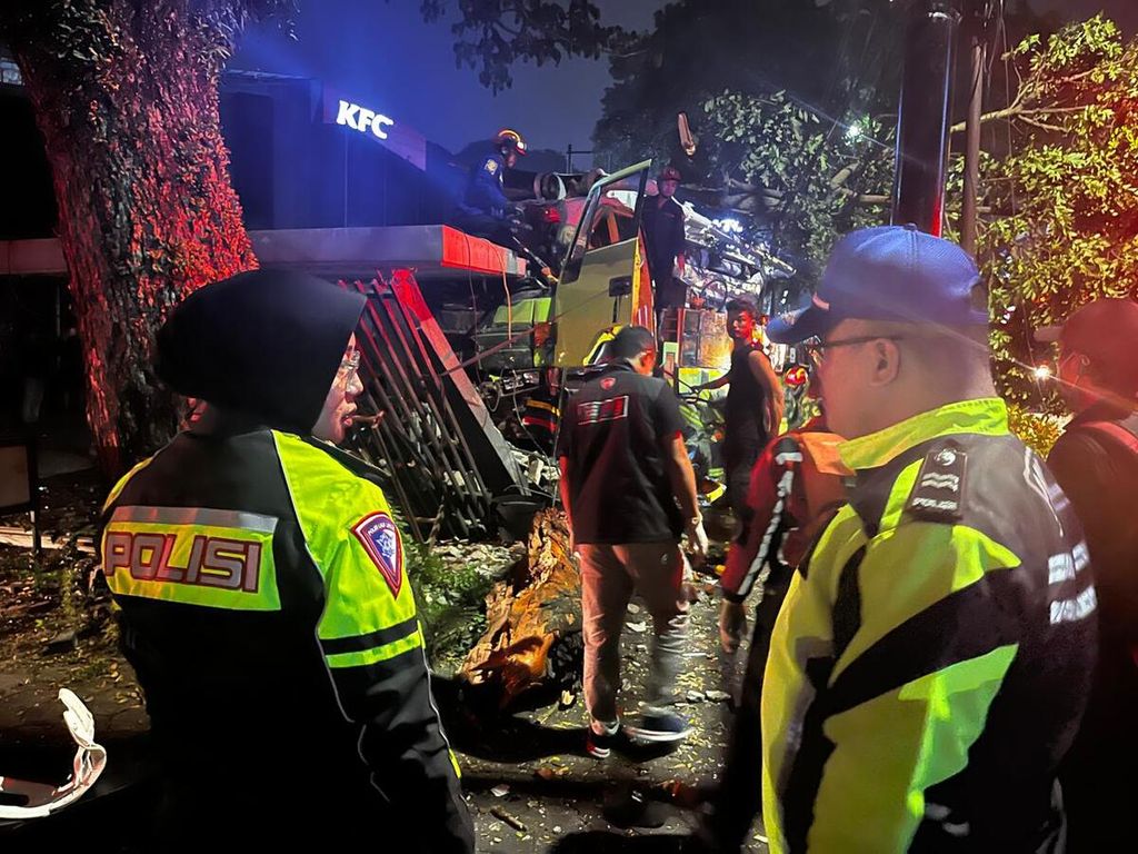 Lokasi kecelakaan tunggal sebuah truk pengangkut alat berat di Jalan Setiabudi, Kota Bandung, Jawa Barat, Senin (9/7/2024) malam. Kecelakaan terjadi pada Senin (8/7/2024) pukul 23.15 WIB.