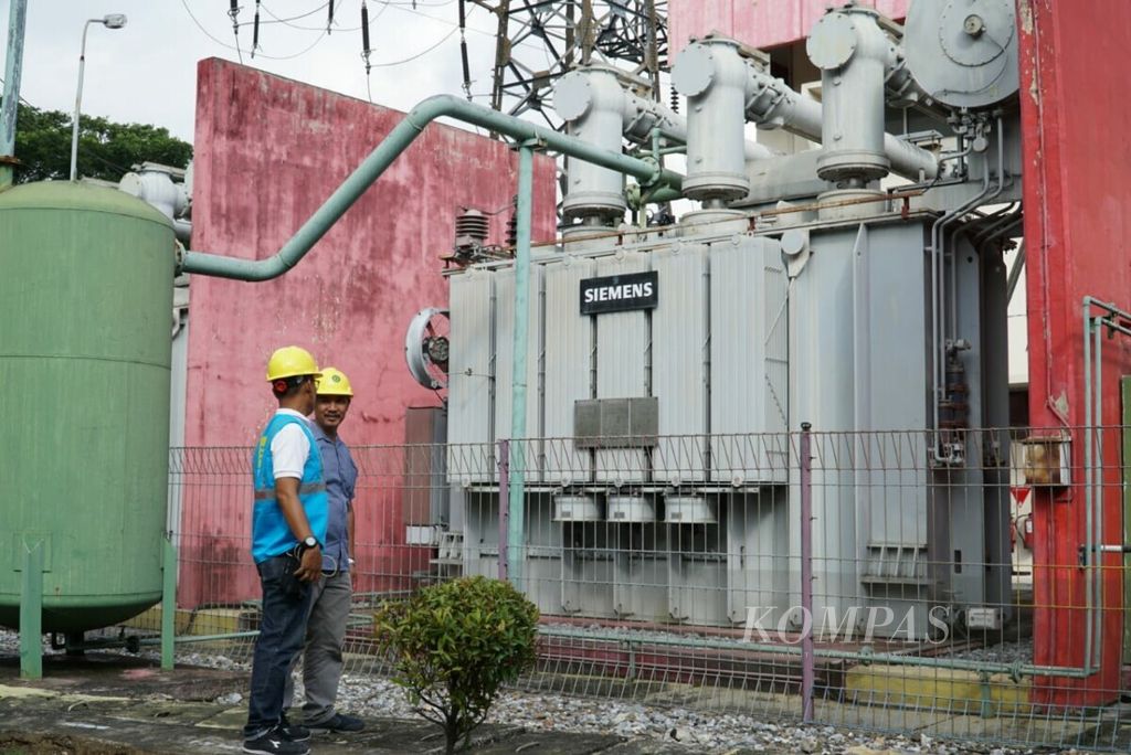 Petugas PLN Unit Induk Wilayah Sumatera Barat memantau kesiapan instalasi listrik di GIS Simpang Haru, Padang, Sumatera Barat, Selasa (4/6/2019).