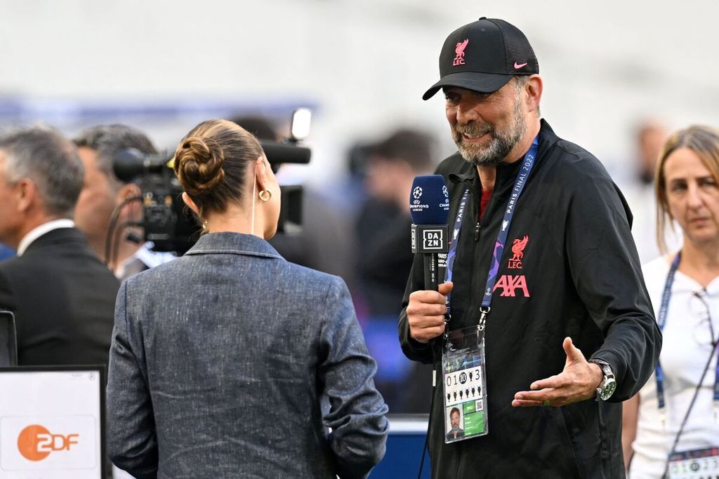 Manajer Liverpool Jurgen Klopp (kanan) berbicara kepada media saat tiba untuk memimpin latihan tim di Stade de France, Saint-Denis, tepian Paris, Perancis, Jumat (27/5/2022).