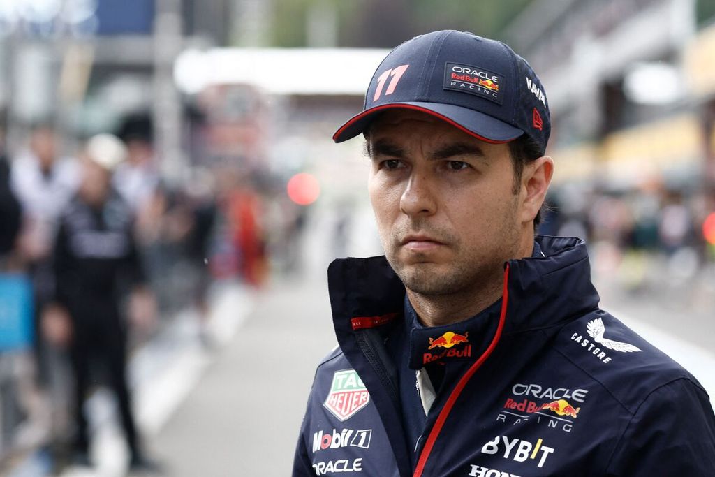Pebalap tim Red Bull Racing Sergio Perez berada di pit sebelum menjalani balapan dalam ajang F1 seri Belgia di Sirkuit Spa-Francorchamps, Spa, Belgia, Minggu (30/7/2023). Perez menjadi pemenang kedua pada ajang itu.