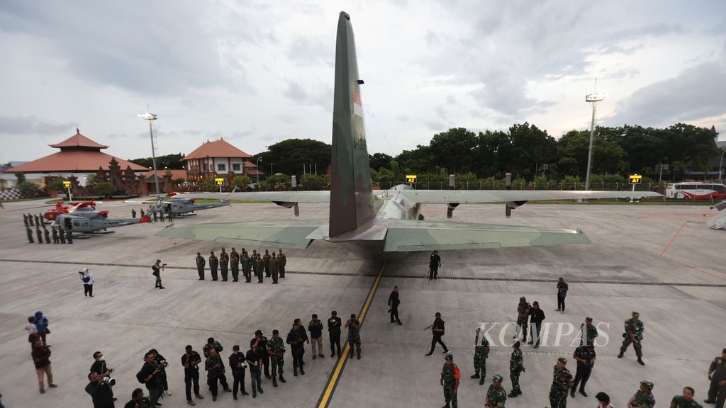 Several military aircrafts, as part of Indonesia's primary  air defense weaponry system, are on alert at I Gusti Ngurah Rai air force operational base in Bali, Monday (11/7/2022). The Indonesian military (TNI) is deploying, among other aircrafts, two F-16 fighters, two Sukhoi 27 fighters, and 13 helicopters to secure the G20 Summit.