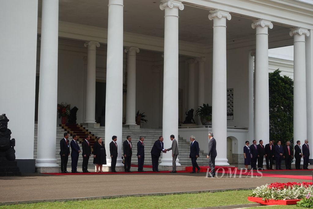 Presiden Joko Widodo menyalami delegasi Timor Leste pada upacara penyambutan kunjungan resmi Perdana Menteri Republik Demokratik Timor Leste Kay Rala Xanana Gusmao di Istana Kepresidenan Bogor, Jawa Barat, Jumat (26/1/2024).