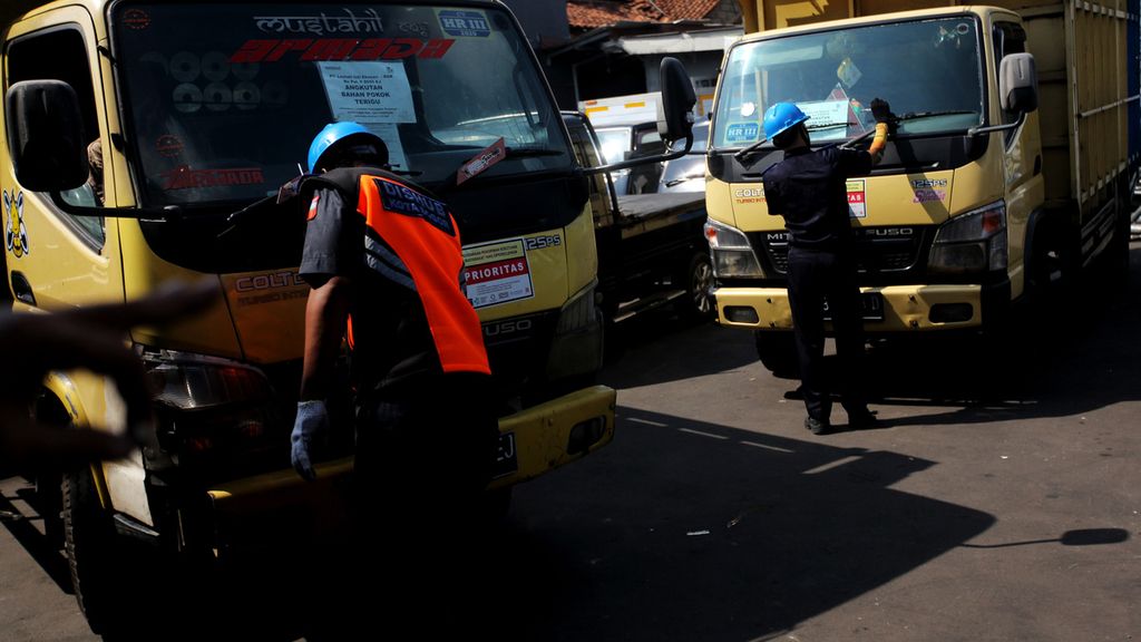 Beberapa petugas melakukan pendataan terhadap sejumlah kendaraan yang akan melakukan pengujian kendaraan bermotor atau uji KIR di kantor Dinas Perhubungan Kota Bogor, Tajur, Bogor, Selasa (9/6/2020). 