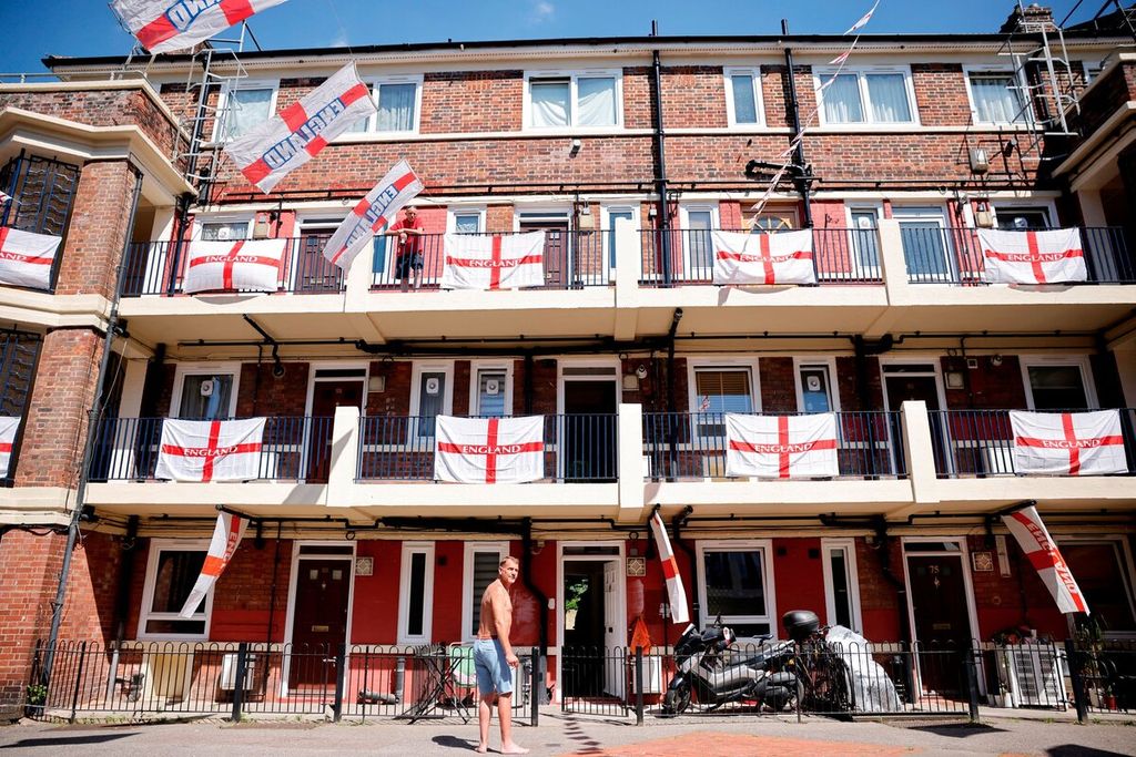 Warga memasang bendera nasional Inggris di tempat tinggal mereka di Kirby Estate di Bermondsey, London, Inggris, Selasa (8/6/2021) 