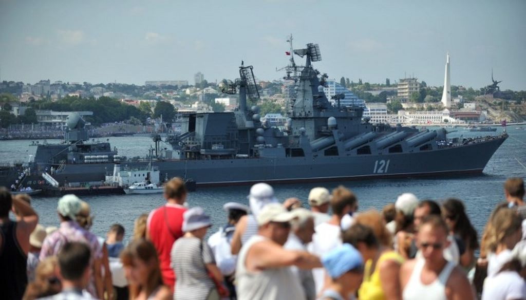 Foto dokumentasi ini diambil pada 31 Juli 2011 di Sevastopol, tampak kapal penjelajah rudal berpemandu, Moskva, berpartisipasi dalam parade Hari Angkatan Laut Rusia di dekat pangkalan Angkatan Laut di Sevastopol. Moskva rusak parah oleh ledakan amunisi, 14 April 2022. 