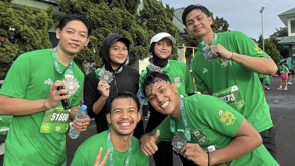 Hana Safira (tengah) dan teman-teman lari dalam Milo Active Indonesia Race 2024