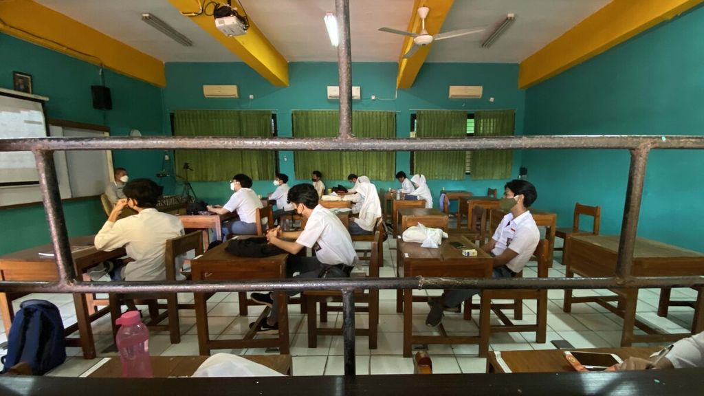 Para siswa mengikuti pembelajaran tatap muka atau PTM di SMA Negeri 86 Jakarta, Jumat (29/10/2021). 