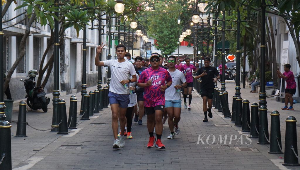 Para pelari komunitas mengikuti ajang lari bersama yang mengawali peluncuran Semarang 10K Powered By Isoplus, di Kawasan Kota Lama, Kota Semarang, Jawa Tengah, Minggu (24/9/2023). Lomba lari tersebut akan diadakan pada 17 Desember 2023. 