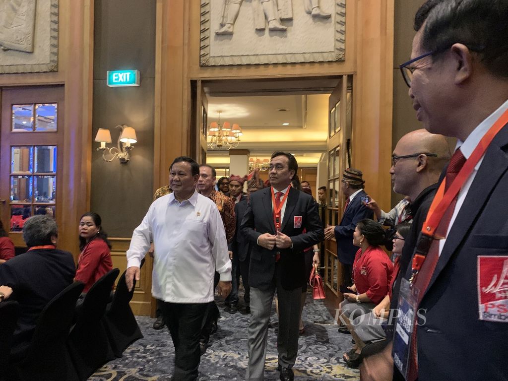 Politisi senior PDI-P, Effendi Simbolon, mendampingi Menteri Pertahanan Prabowo Subianto memasuki aula Hotel Arya Duta, Jakarta, Jumat (7/7/2023), sebelum Rakernas Punguan Simbolon dohot Boruna Indonesia (PSBI).