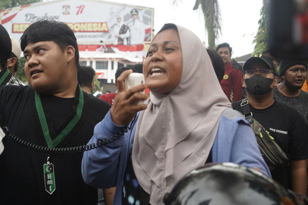Nana (33), pedagang makanan, ikut berorasi dalam unjuk rasa mahasiswa yang menolak kenaikan harga BBM di Kota Blaikpapan, Kalimantan Timur, Senin (5/9/2022).