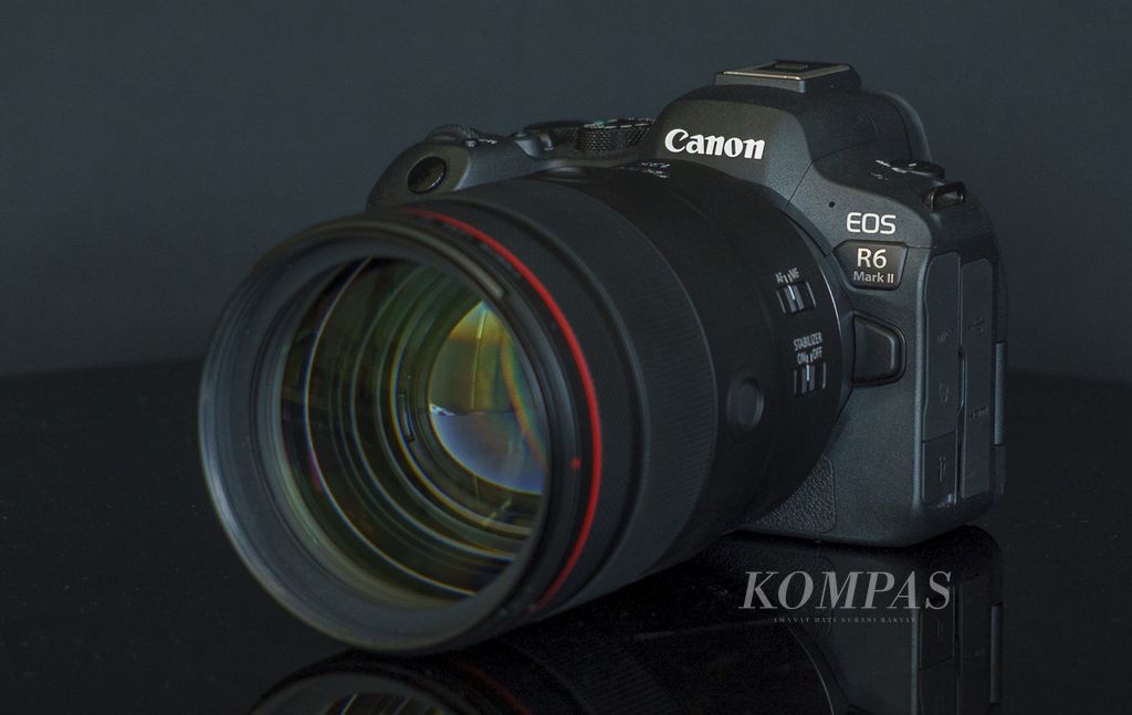 Kamera Canon R6 Mark II dan lensa Canon RF 135mm F1.8L IS USM terbaru. 