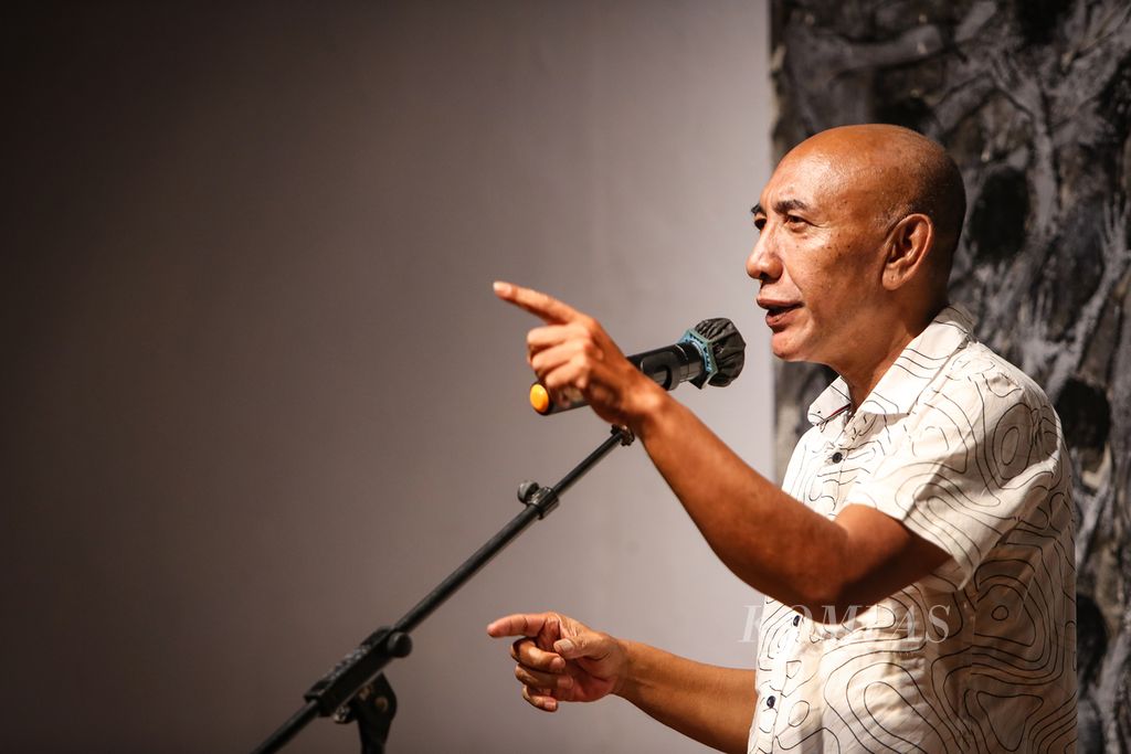 Seniman Putu Sutawijaya menyampaikan sambutan dalam pembukaan pameran Lelampah di Bentara Budaya Jakarta, Kamis (14/9/2023).  
