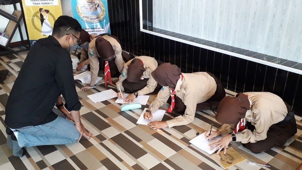 Sejumlah siswa di Kabupaten Malang, Jawa Timur, penyintas Tragedi Kanjuruhan, tengah mendapatkan layanan psikososial dari tim Universitas Muhammadiyah Malang, di Sumberpucung.