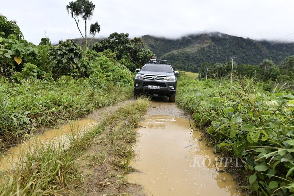 Mobil gardan ganda melewati jalan tanah yang berada di dekat salah satu areal bekas digunakan untuk lahan jagung di kawasan Lembah Kebar, Kabupaten Tambrauw, Papua Barat, Minggu (18/4/2021). 