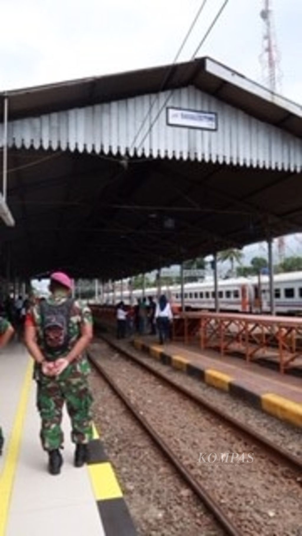 Stasiun Rangkasbitung menjadi stasiun transit bagi penumpang dari Jakarta yang akan melanjutkan perjalanan hingga ke Stasiun Merak. PT KAI menghapus KA Krakatau yang memiliki rute Merak-Pasar Senen-Blitar. KA Krakatau akan menjadi KA Singasari.