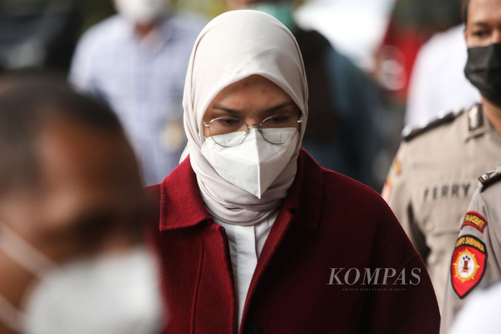 Bupati Probolinggo Puput Tantriana Sari tiba di Gedung Komisi Pemberantasan Korupsi (KPK) di Jakarta, Senin (30/8/2021). Puput terjaring operasi tangkap tangan bersama suaminya yang juga anggota DPR, Hasan Aminuddin, di Probolinggo, Jawa Timur, diduga terkait kasus jual beli jabatan. 