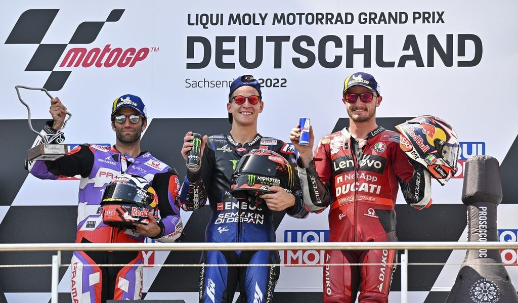 Para peraih podium dalam MotoGP seri Jerman di Sirkuit Sachsenring, di Hohenstein-Ernstthal, dekat Chemnitz, Minggu (19/6/2022). Dari kiri ke kanan : Johann Zarco di posisi kedua, Fabio Quartararo sebagai pemenang, dan Jack Miller di posisi ketiga. 