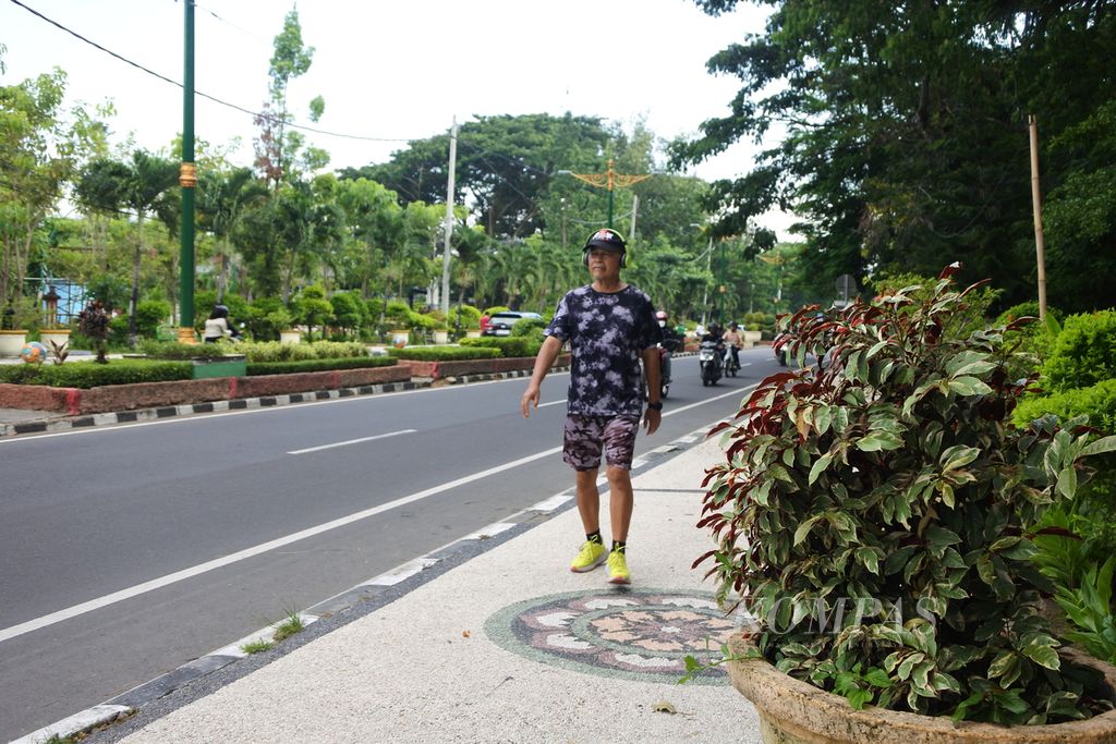 Purnomo Sidik (72) menikmati lari sore di kawasan Taman Udayana, Kota Mataram, Rabu (10/1/2024).