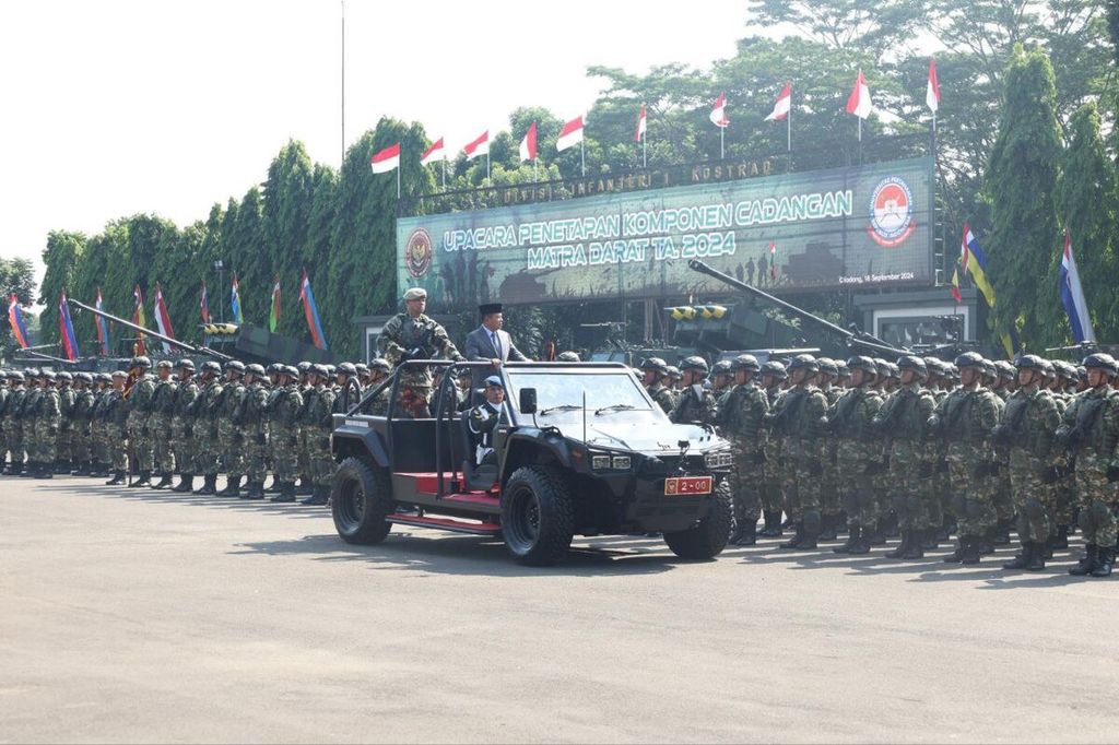 Wakil Menteri Pertahanan Muhammad Herindra menghadiri pelantikan 1.145 personel Komponen Cadangan  Matra Darat Tahun Anggaran 2024 di lapangan upacara Mako Divisi Infanteri 1/Kostrad, Cilodong, Depok, Jawa Barat, Rabu (18/9/2024).