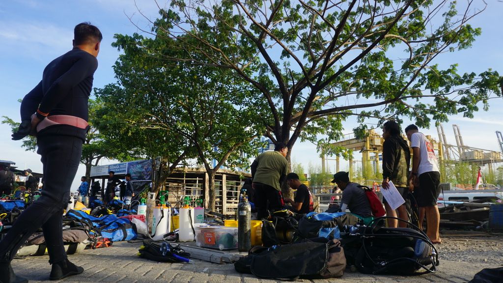 Fifty divers from 17 organizations and communities are currently preparing diving equipment at Marina Dock, Makassar, South Sulawesi, on Tuesday (11/7/2023).