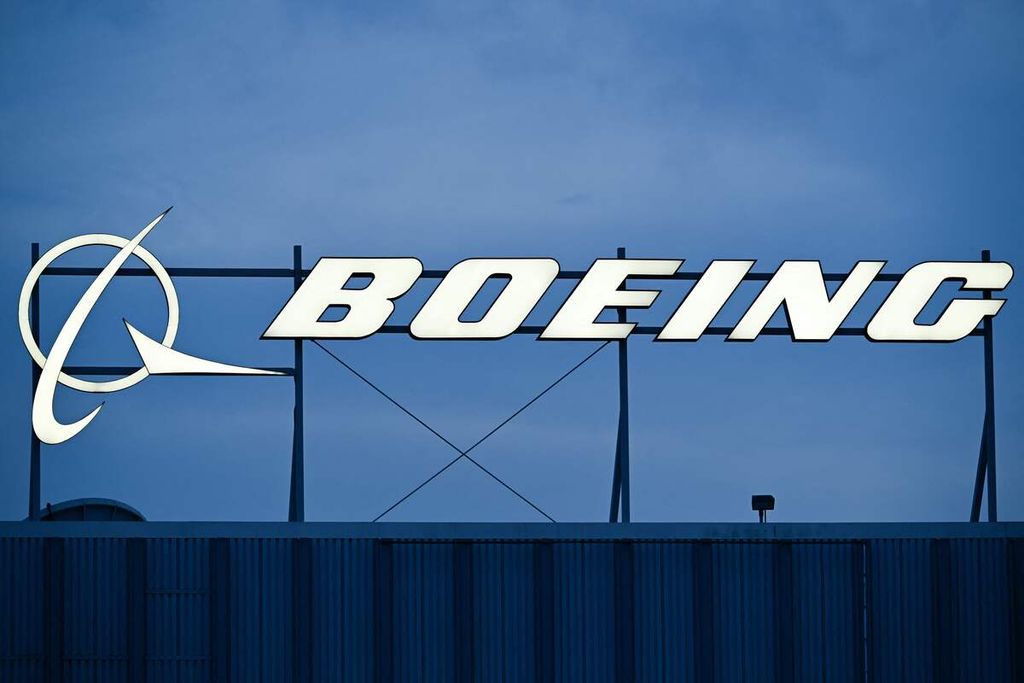 Logo Boeing tampak dari luar gedung perusahaan di dekat Bandara Internasional Los Angeles di El Segundo, California, Amerika Serikat, 18 Januari 2024. 
