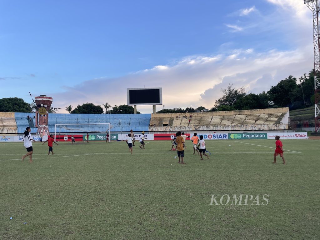 Anak-anak bermain sepak bola seusai pertandingan Persipura Jayapura melawan PSCS Ciamis berakhir, di Stadion Mandala, Jayapura, Papua, Sabtu (3/2/2024).
