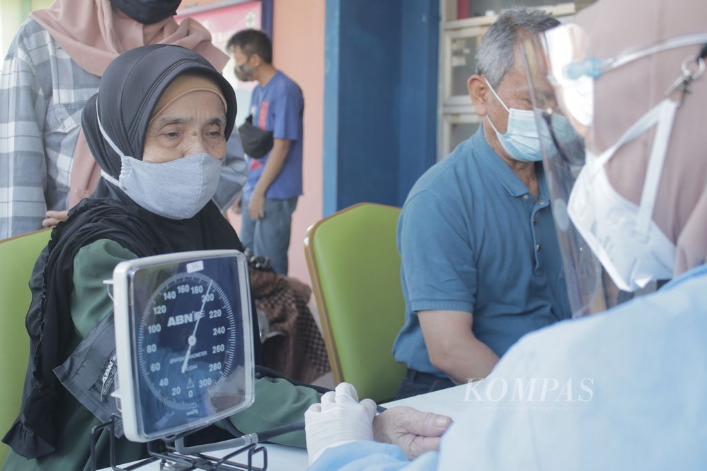 Salah satu warga lanjut usia dari RW 010, Kelurahan Margasari, Kecamatan Buahbatu, Kota Bandung, melakukan pengecekan kesehatan sebelum vaksinasi Covid-19 di Puskesmas Margahayu Raya, Kecamatan Buahbatu, Kota Bandung, Senin (26/4/2021).
