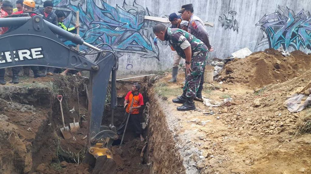 Alat berat digunakan oleh Tim BPBD Wonosobo bersama TNI-Polri dan sukarelawan untuk mengevakuasi tiga pekerja yang tertimbun tanah di Desa Kalierang, Kecamatan Selomerto, Kabupaten Wonosobo, Jawa Tengah, Kamis (2/11/2023). 